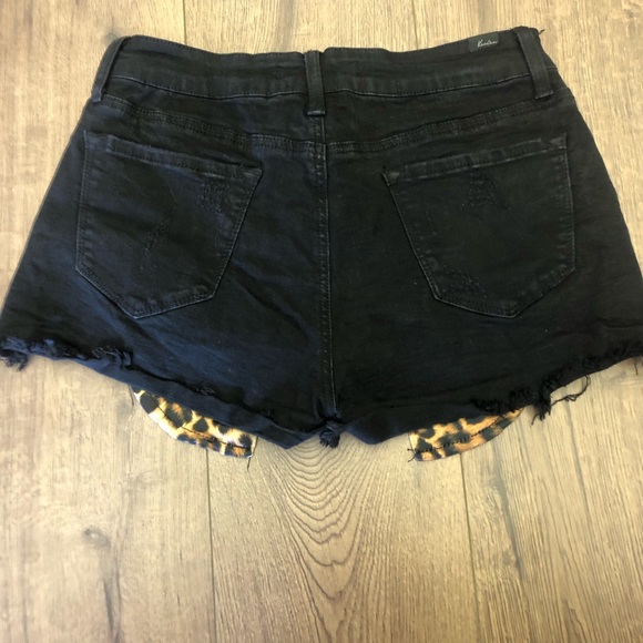 KANCAN LOS ANGELES DISTRESSED SHORTS IN SIZE 9 - Picture 3 of 7